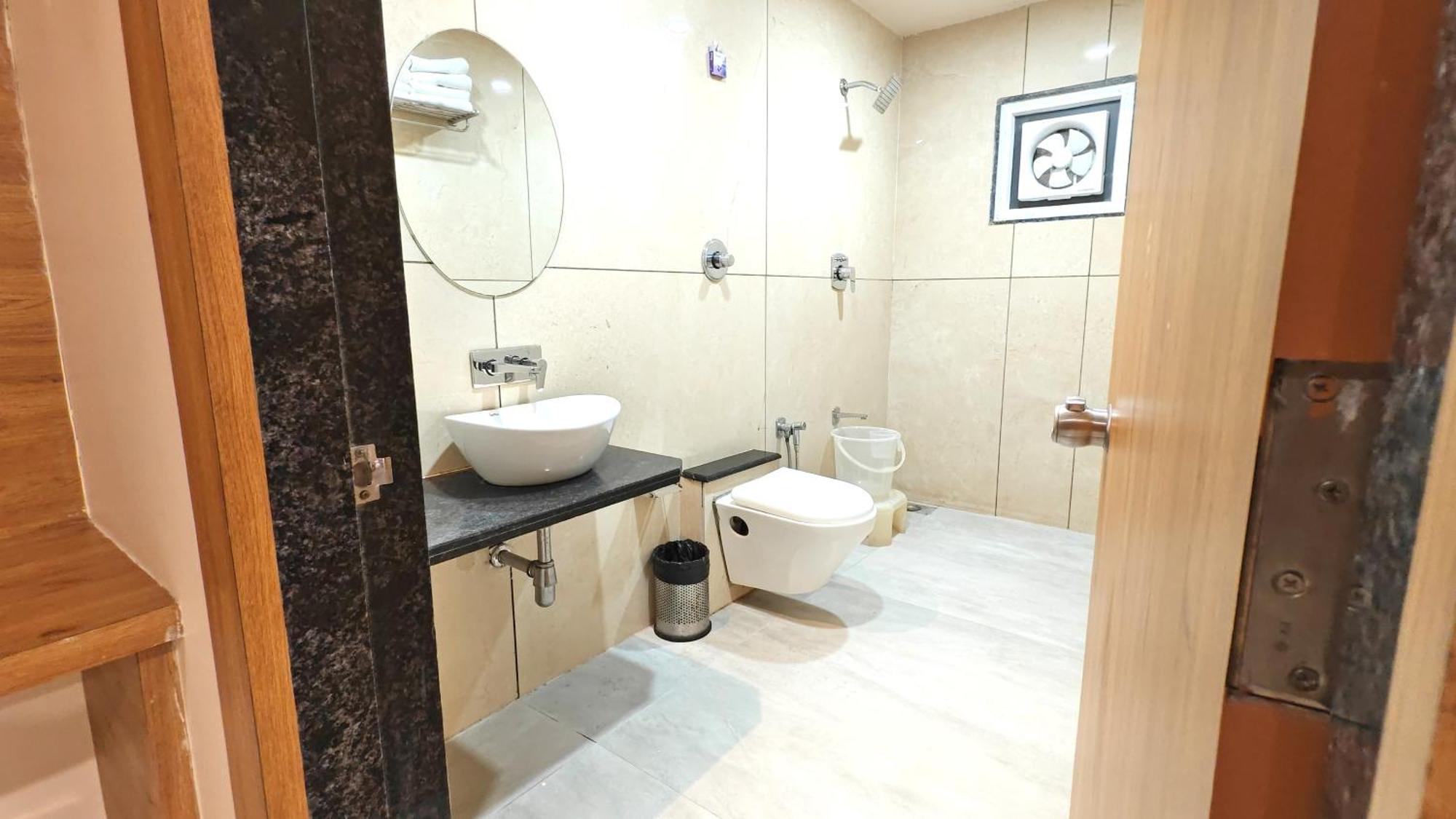 The Sky Imperial Unity Inn Garudeshwar Экстерьер фото