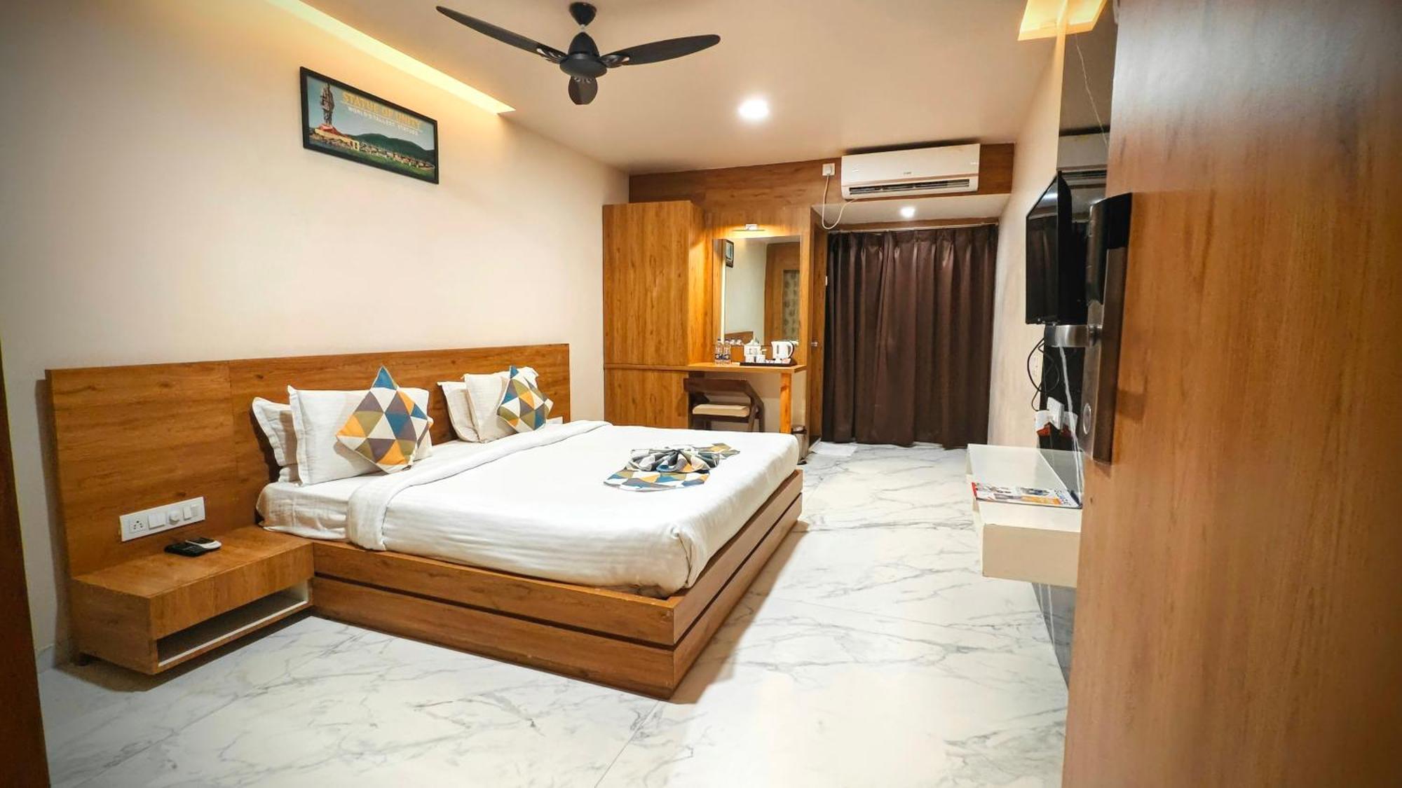 The Sky Imperial Unity Inn Garudeshwar Экстерьер фото