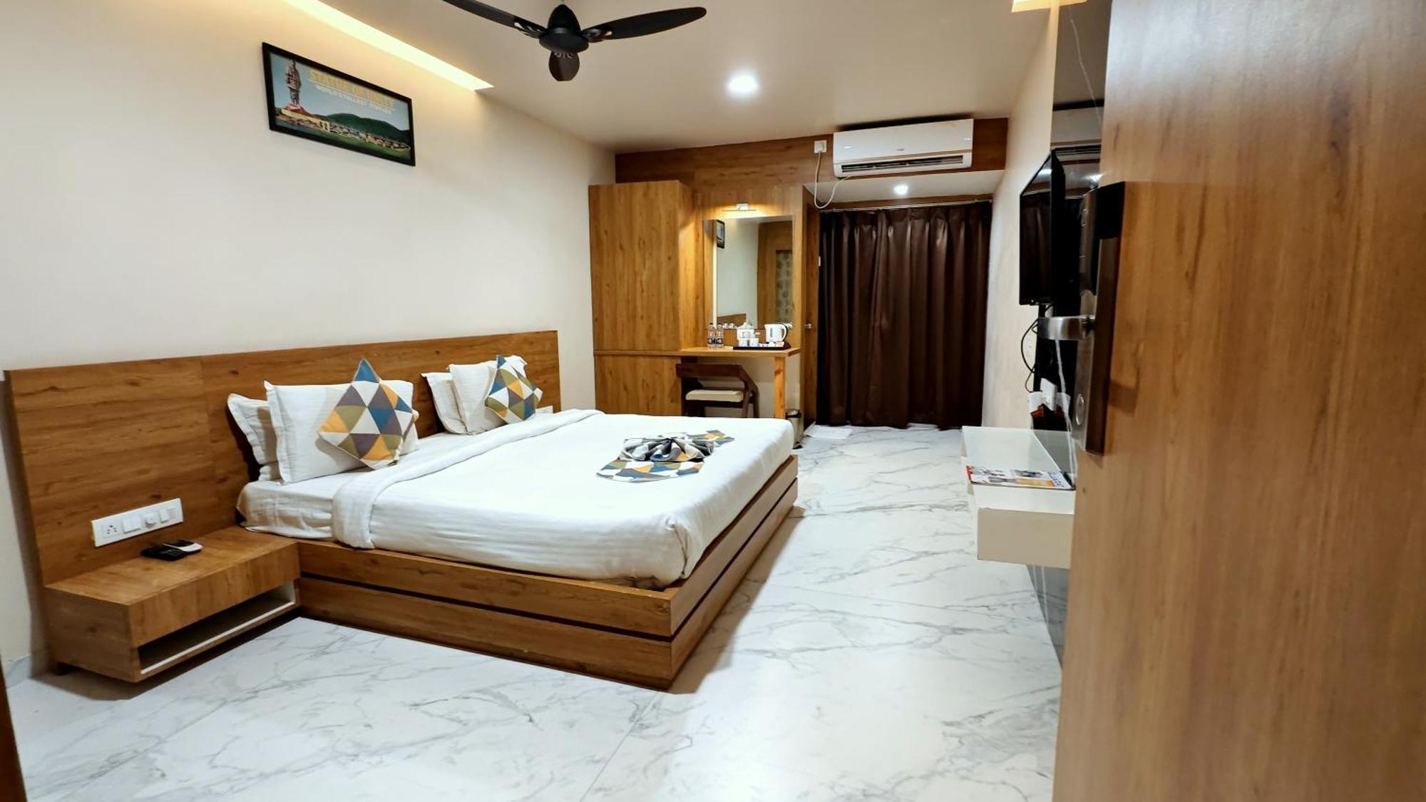 The Sky Imperial Unity Inn Garudeshwar Экстерьер фото
