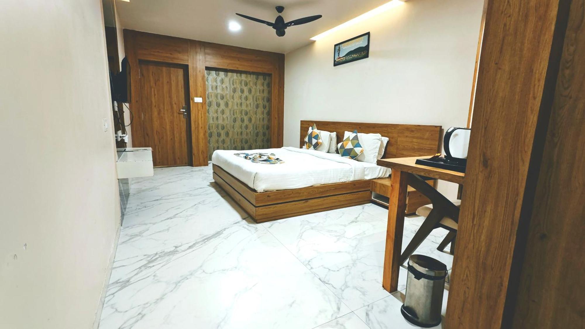 The Sky Imperial Unity Inn Garudeshwar Экстерьер фото