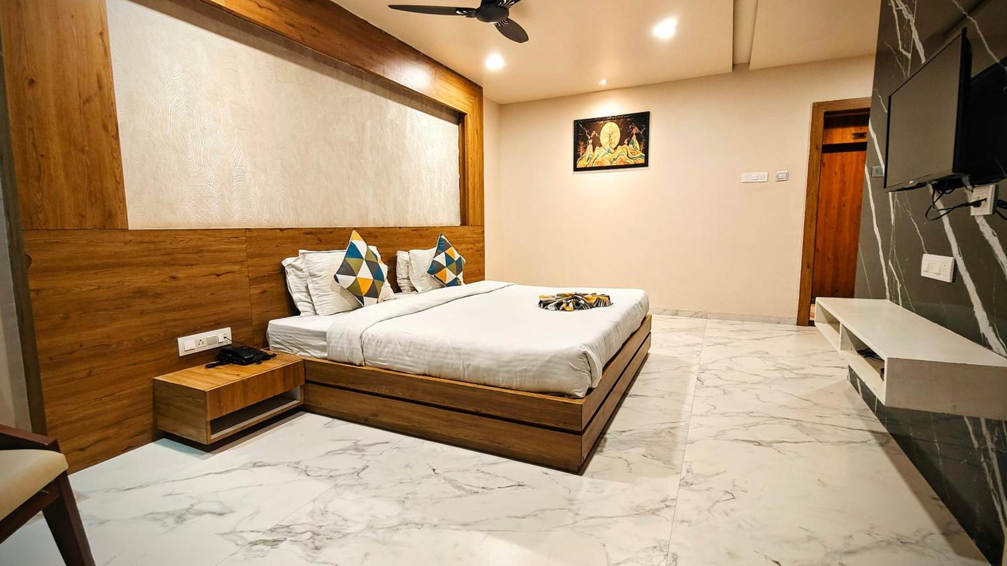 The Sky Imperial Unity Inn Garudeshwar Экстерьер фото